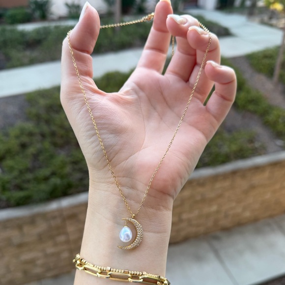 Elegant Gold and Pearl Crescent Necklace - Picture 4 of 5